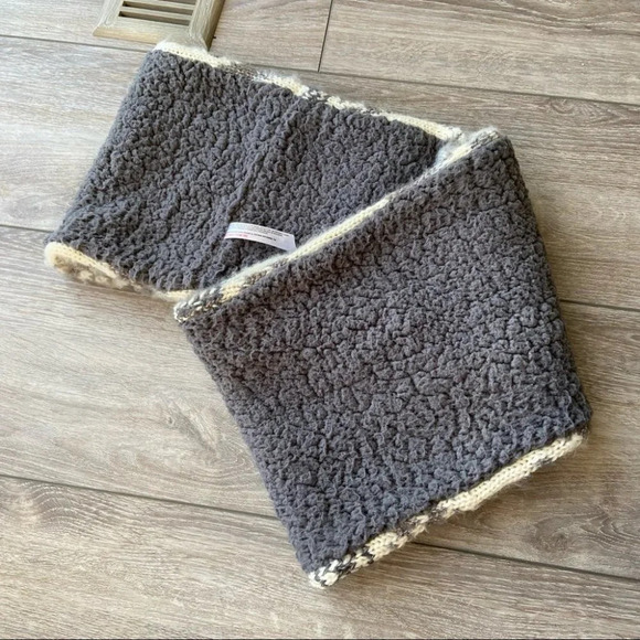 Urban Outfitters Snowflake Fleece Lining Infinity  Scarf - Picture 8 of 11